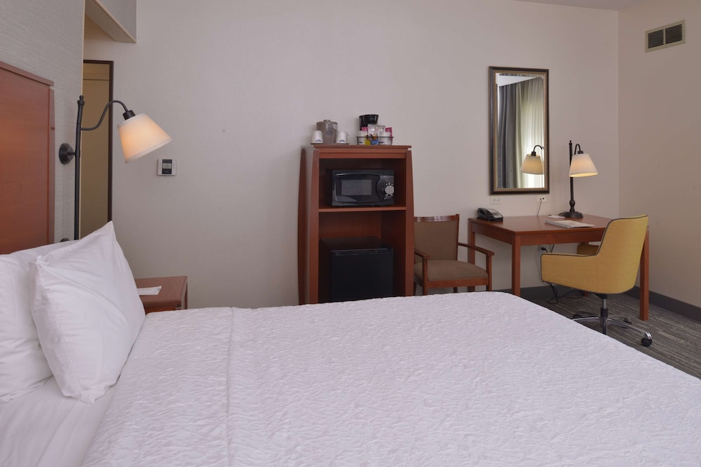 Hampton Inn & Suites Bakersfield North-Airport 30/62