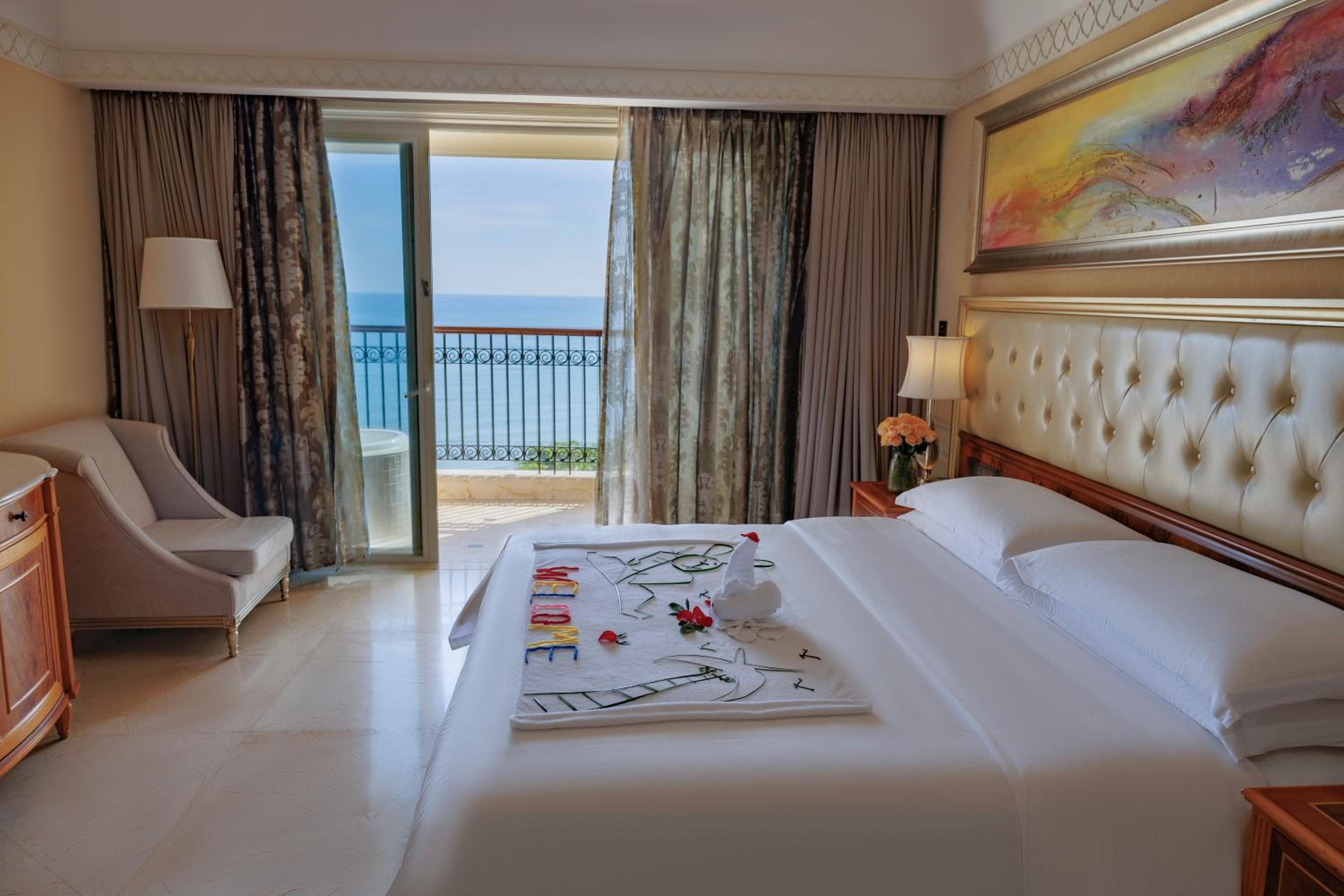 Room, King Bed, Lateral Side Sea View