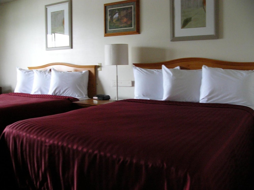 Oyster Bay Inn & Suites 14/70