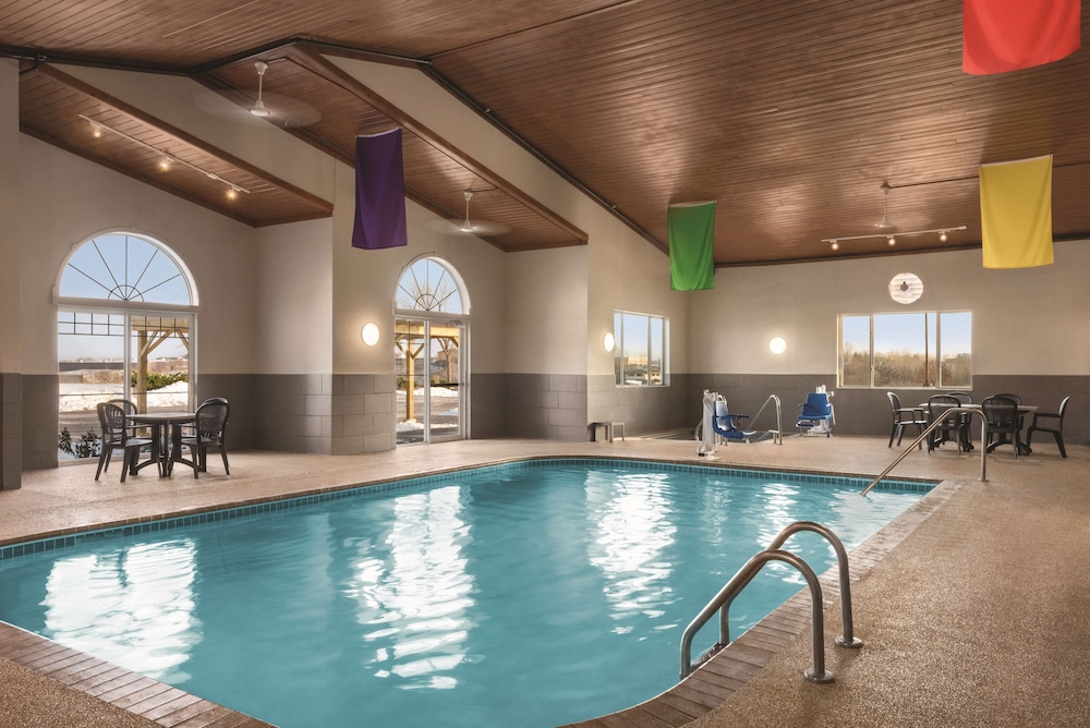 Country Inn & Suites By Radisson, Dubuque, IA 1/30