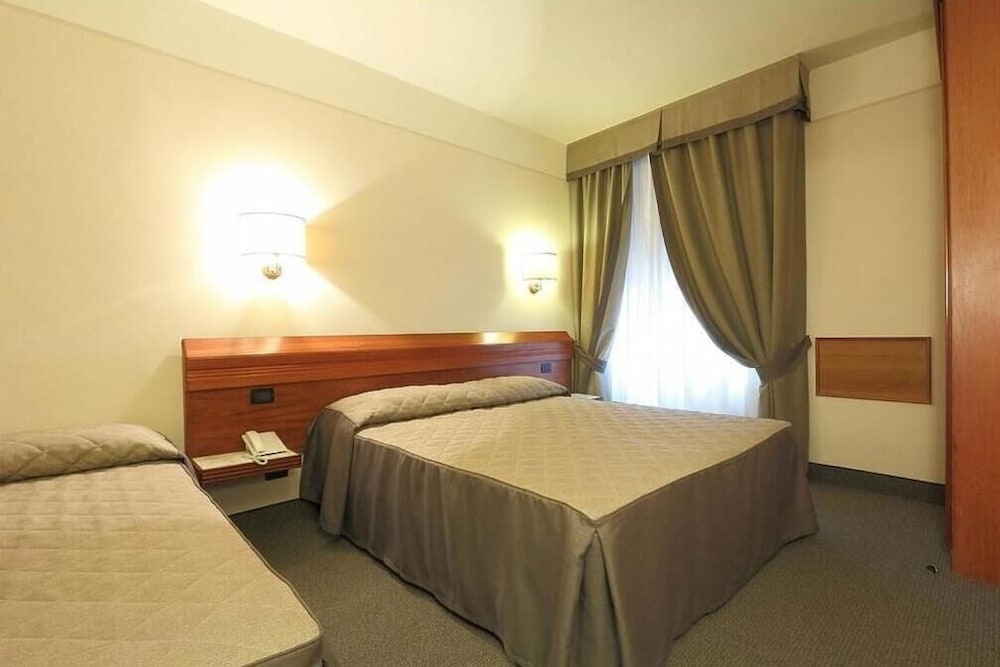 Arcadia Hotel 36/48