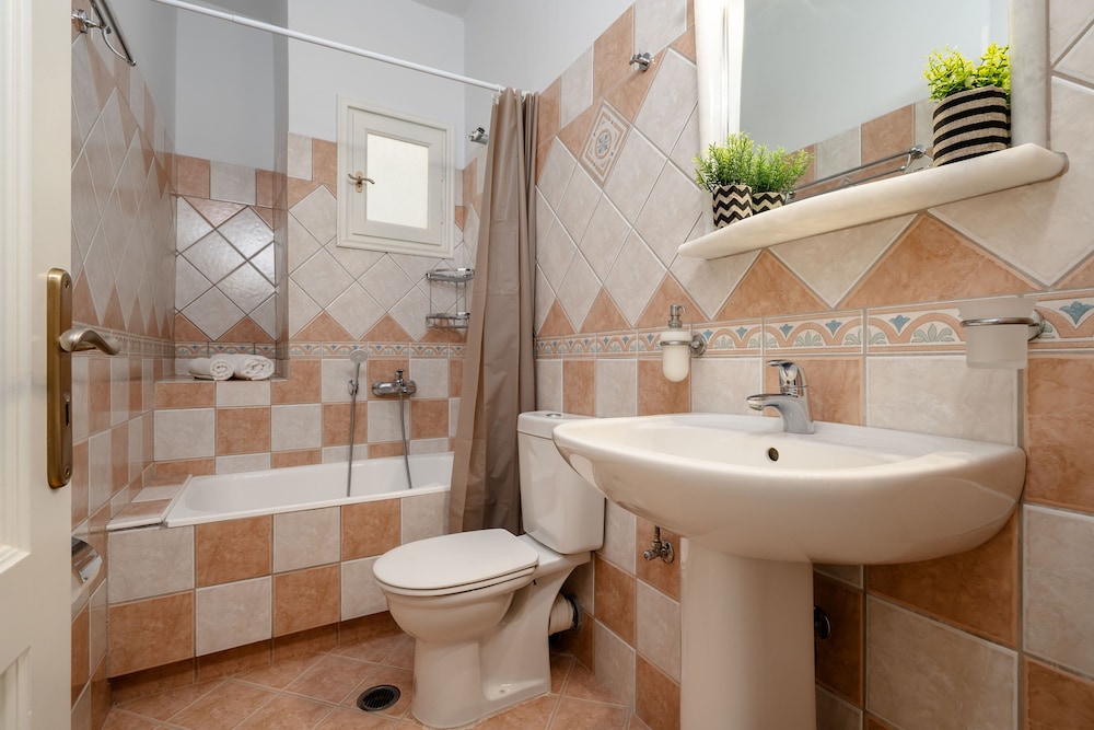 Erato Inn 50/50