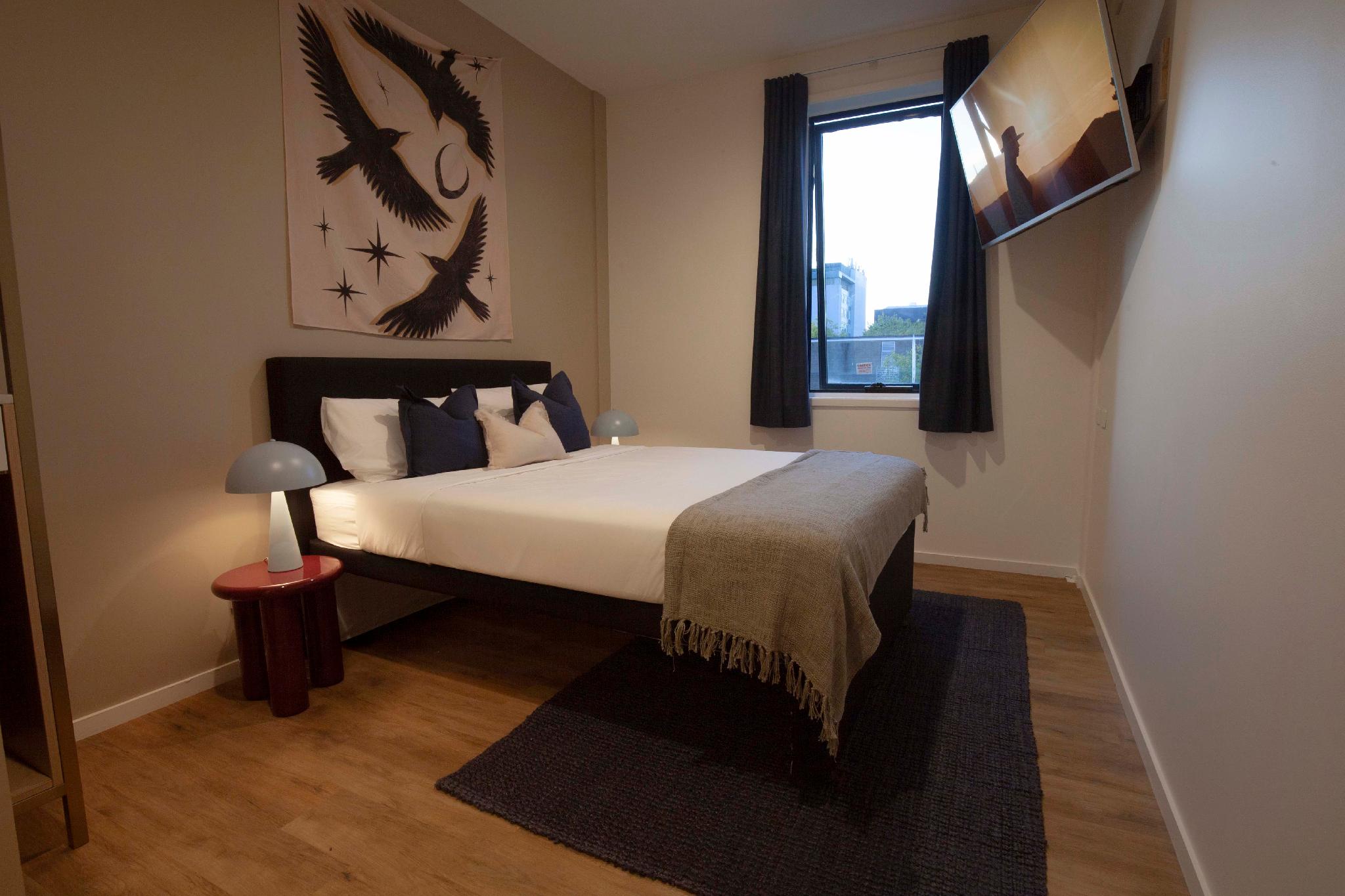 ROOM, QUEEN BED