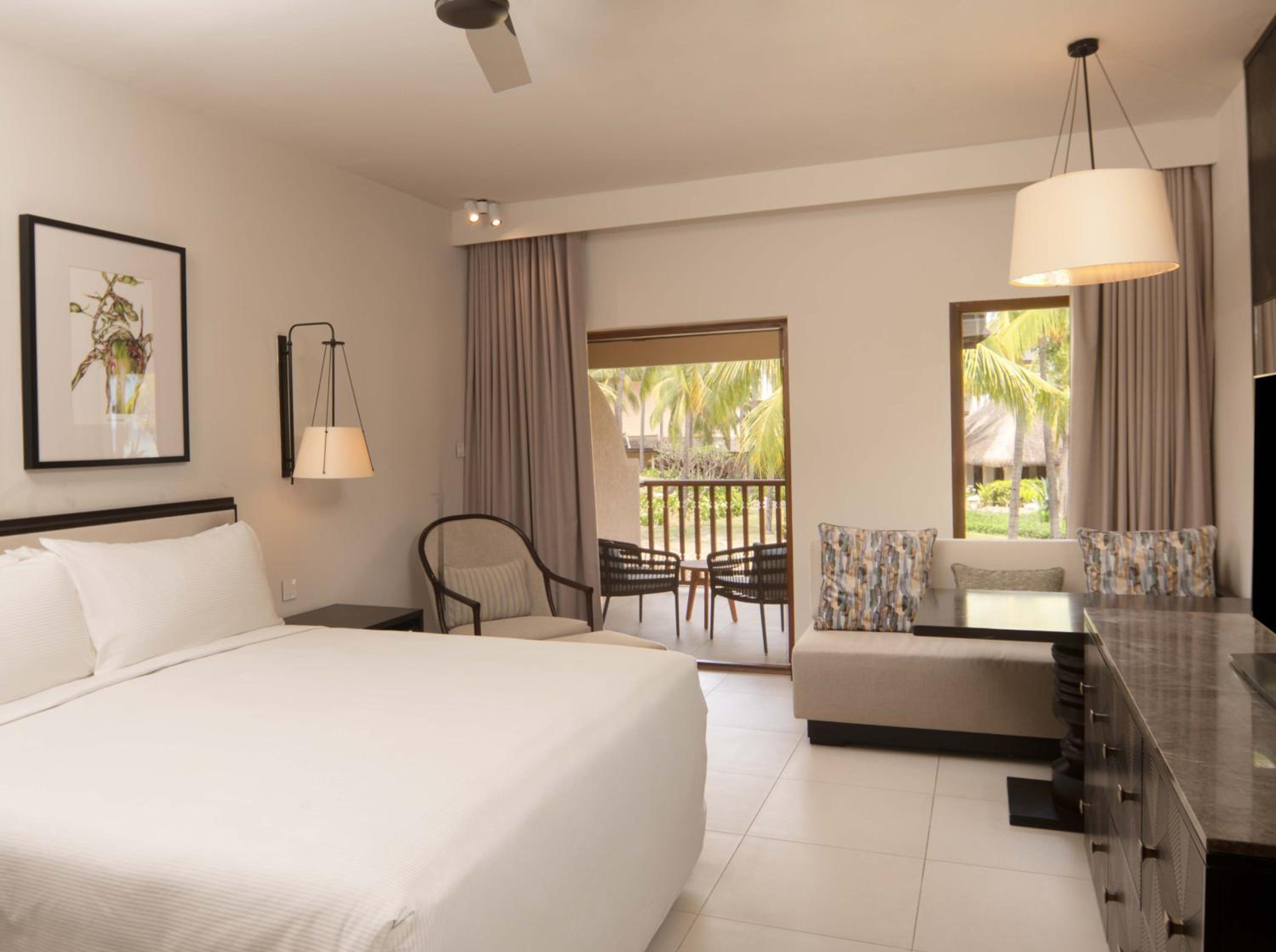 GRAND, DELUXE, KING BED, PARTIAL OCEAN VIEW