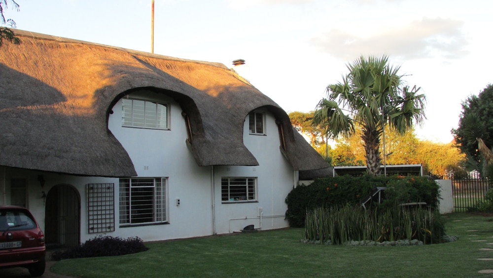 Acacia House Executive Suite 14/16