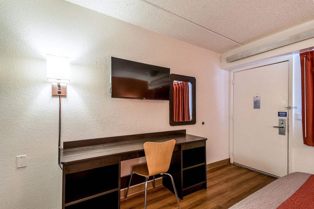 Motel6 Birmingham, AL 30/44