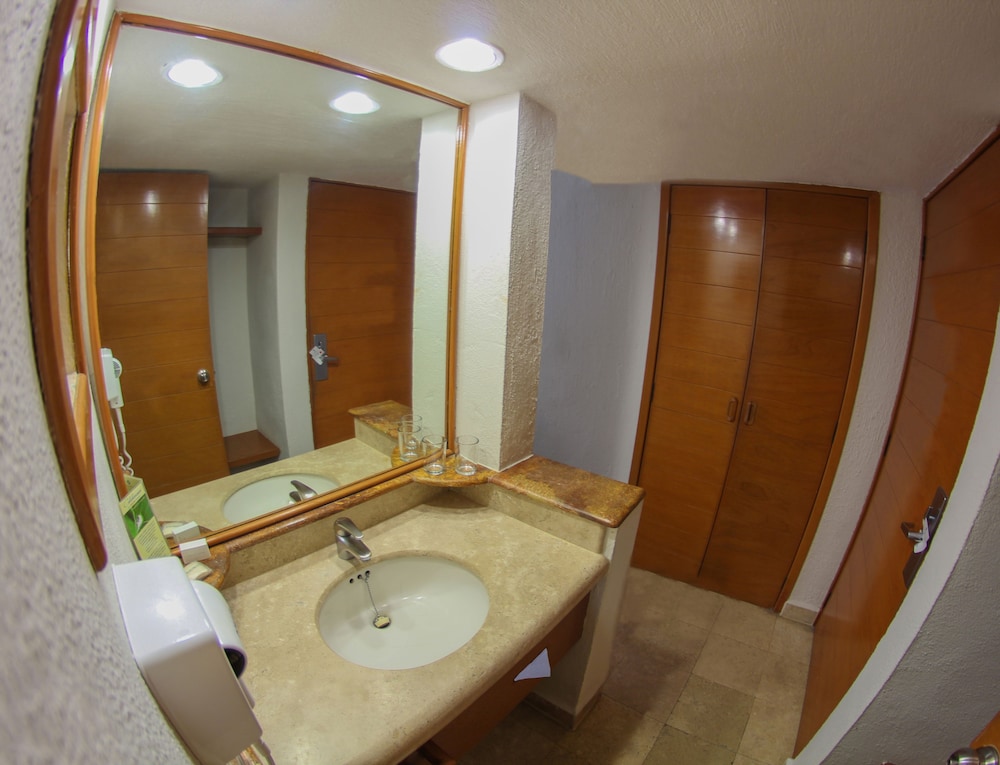 Plaza Pelicanos Club Beach Resort 50/50