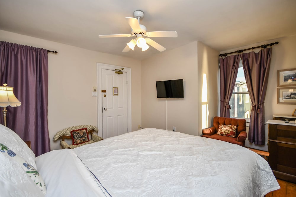 Victorian, Queen Bed, Ocean View