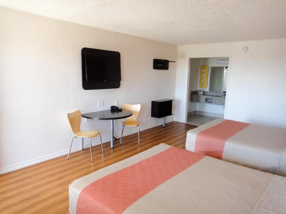 Motel 6 Clinton OK 52/64