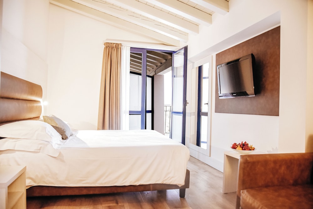 Superior, Double Bed, Partial Lake View