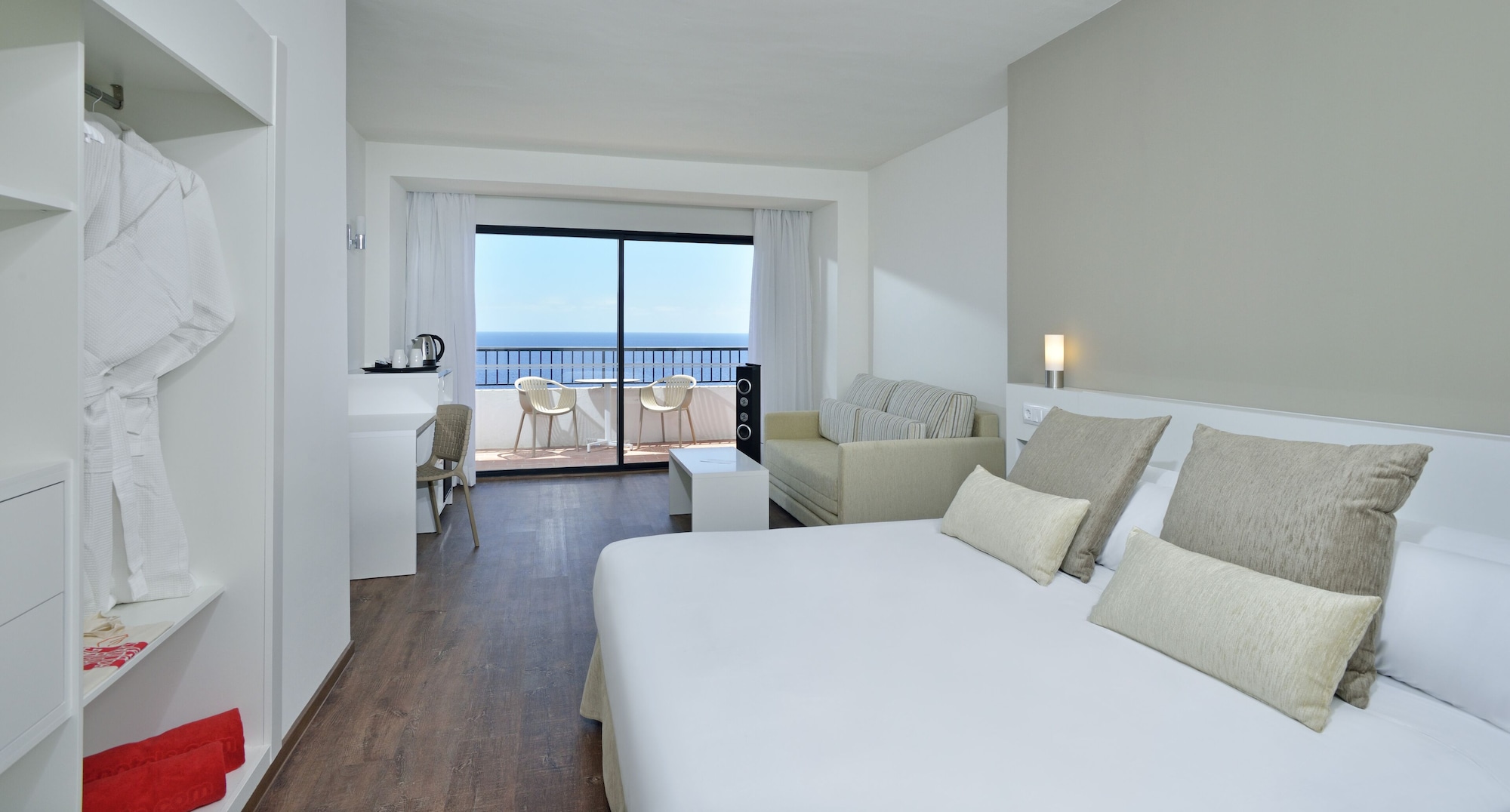 غرفة سوبيريور بسرير كوين بإطلالة على البحر بشرفة مع أريكة، Alua Calas de Mallorca Resort 2/10