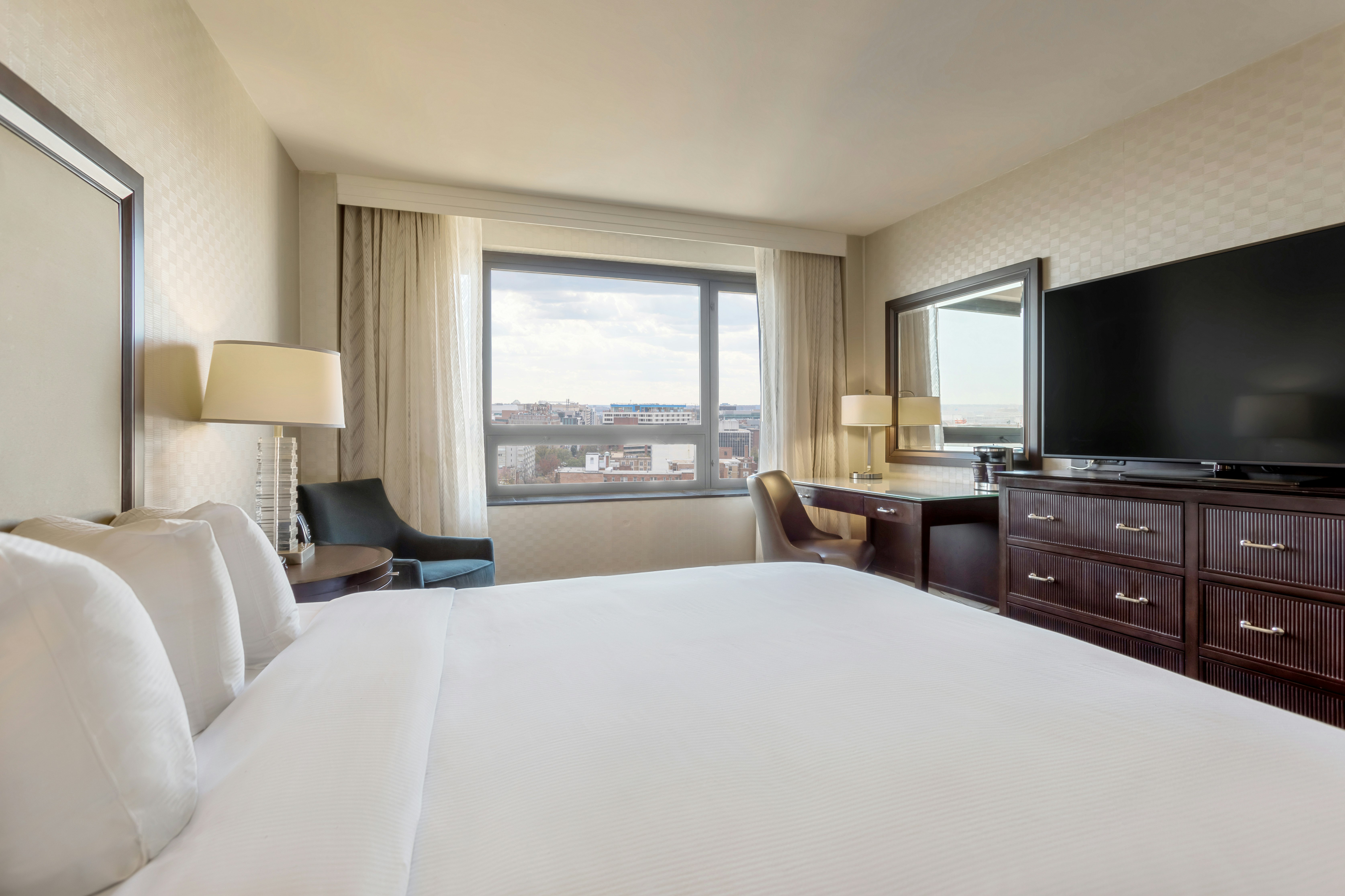 ROOM, KING BED, CITY VIEW