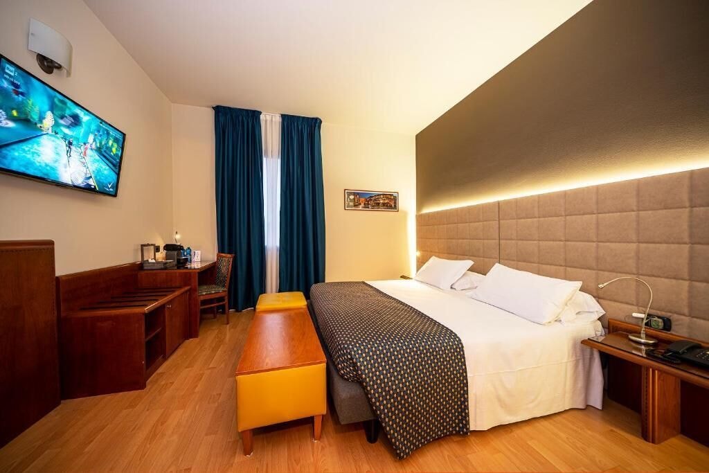 SUPERIOR, DOUBLE OR TWIN BED