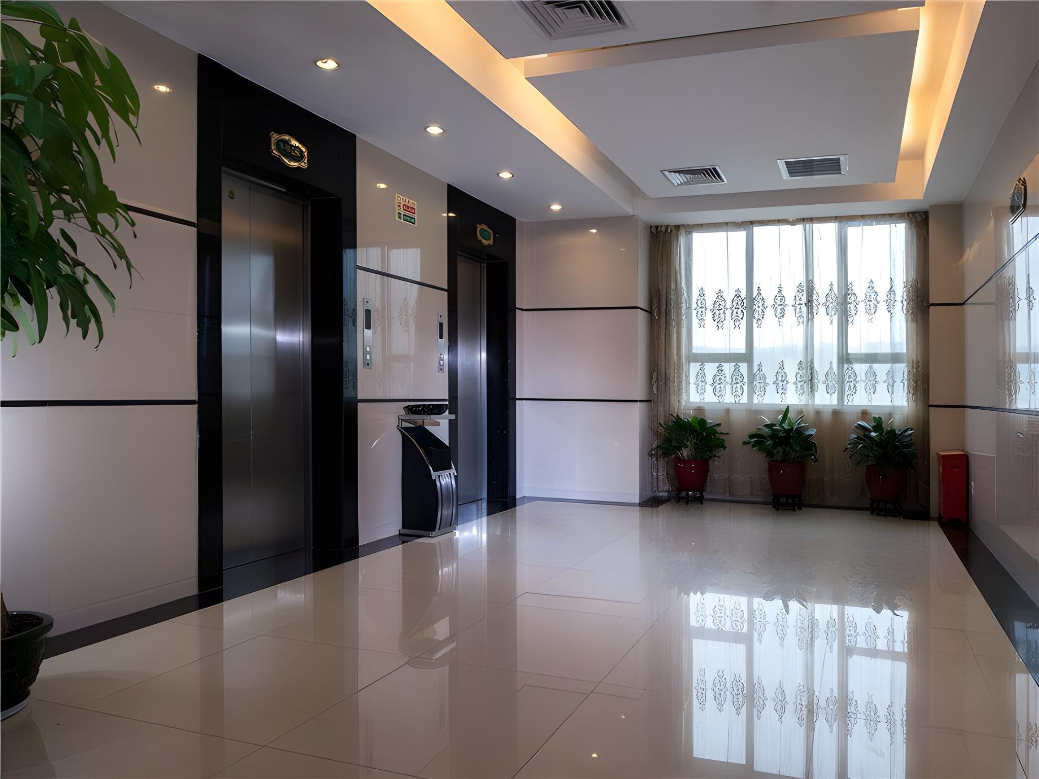 Vienna Hotel (Shenzhen Pinghu Center Metro Station) 21/42
