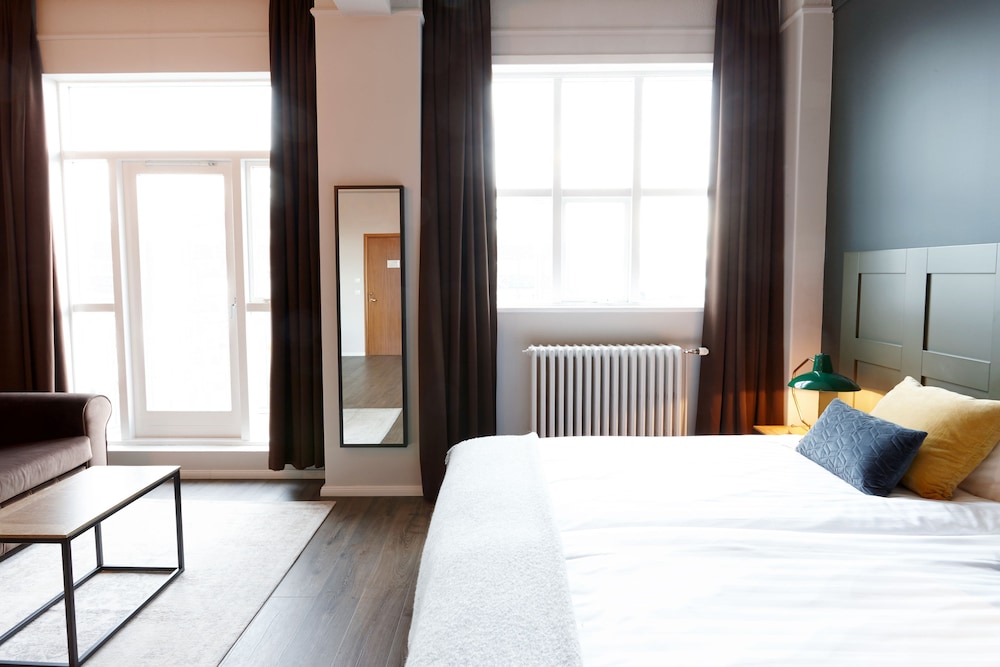 DELUXE, DOUBLE BED