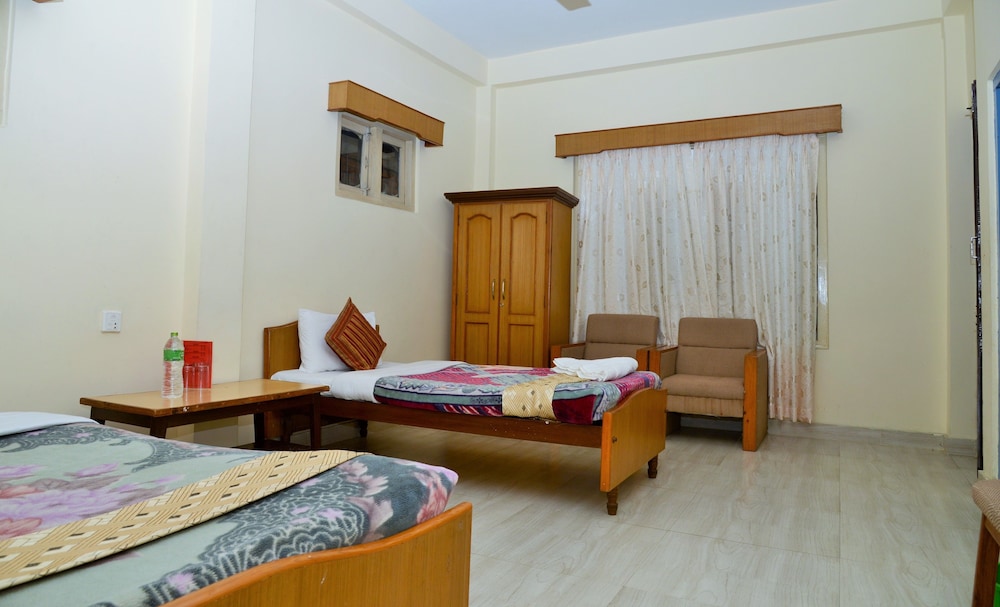 DELUXE, DOUBLE OR TWIN BED