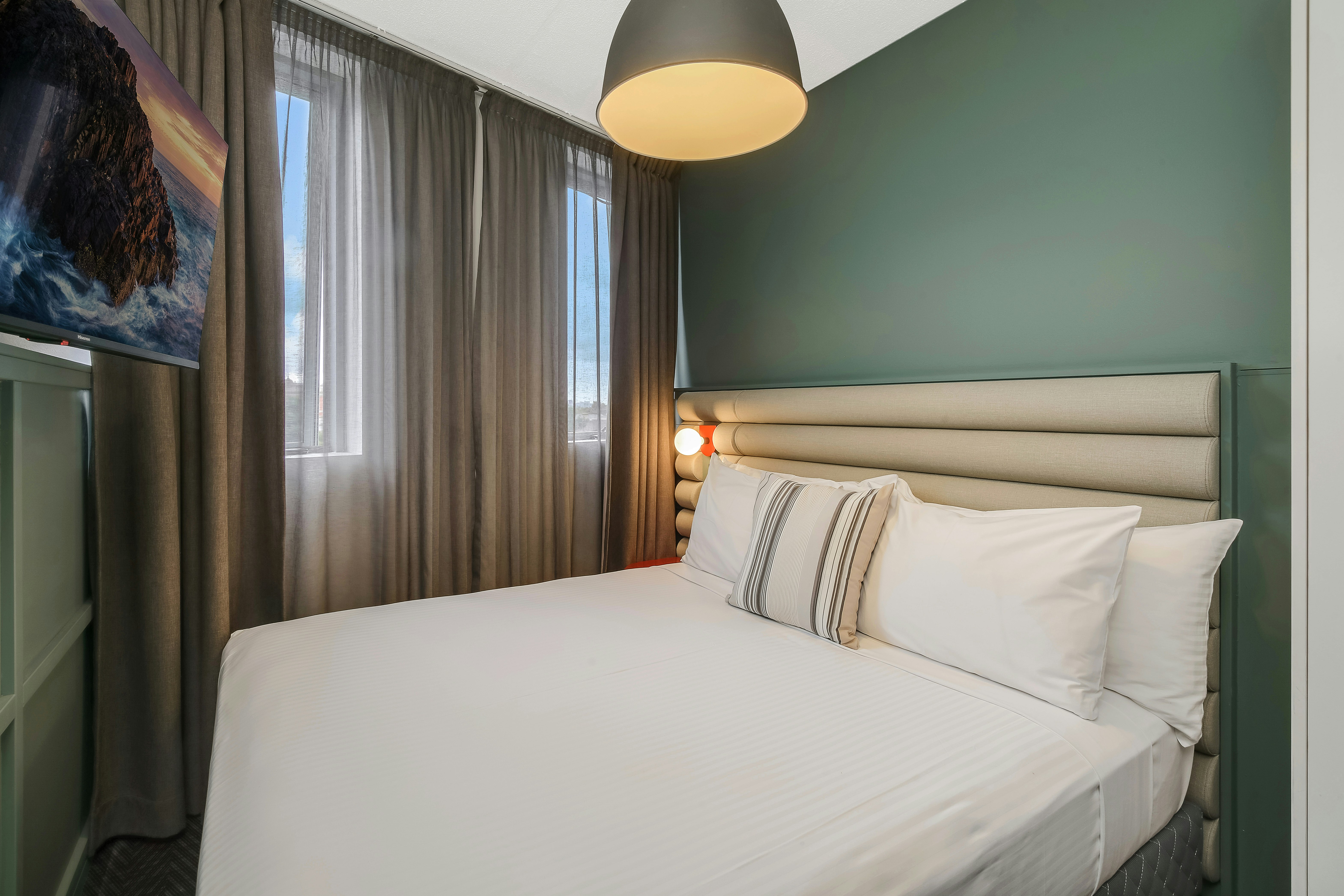 STUDIO, QUEEN BED