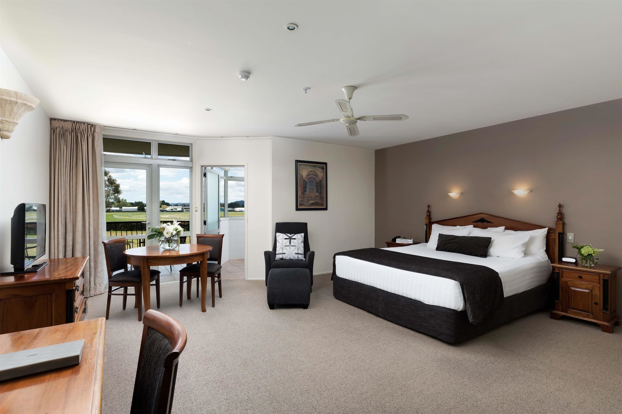 DELUXE, KING BED