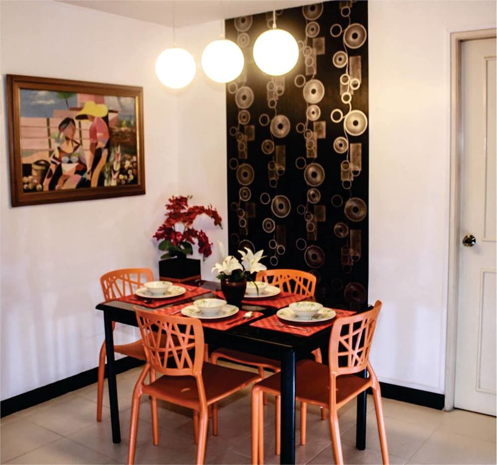 Frederick's Apartelle 40/52