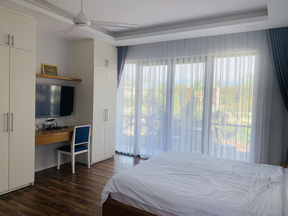 DELUXE, KING BED