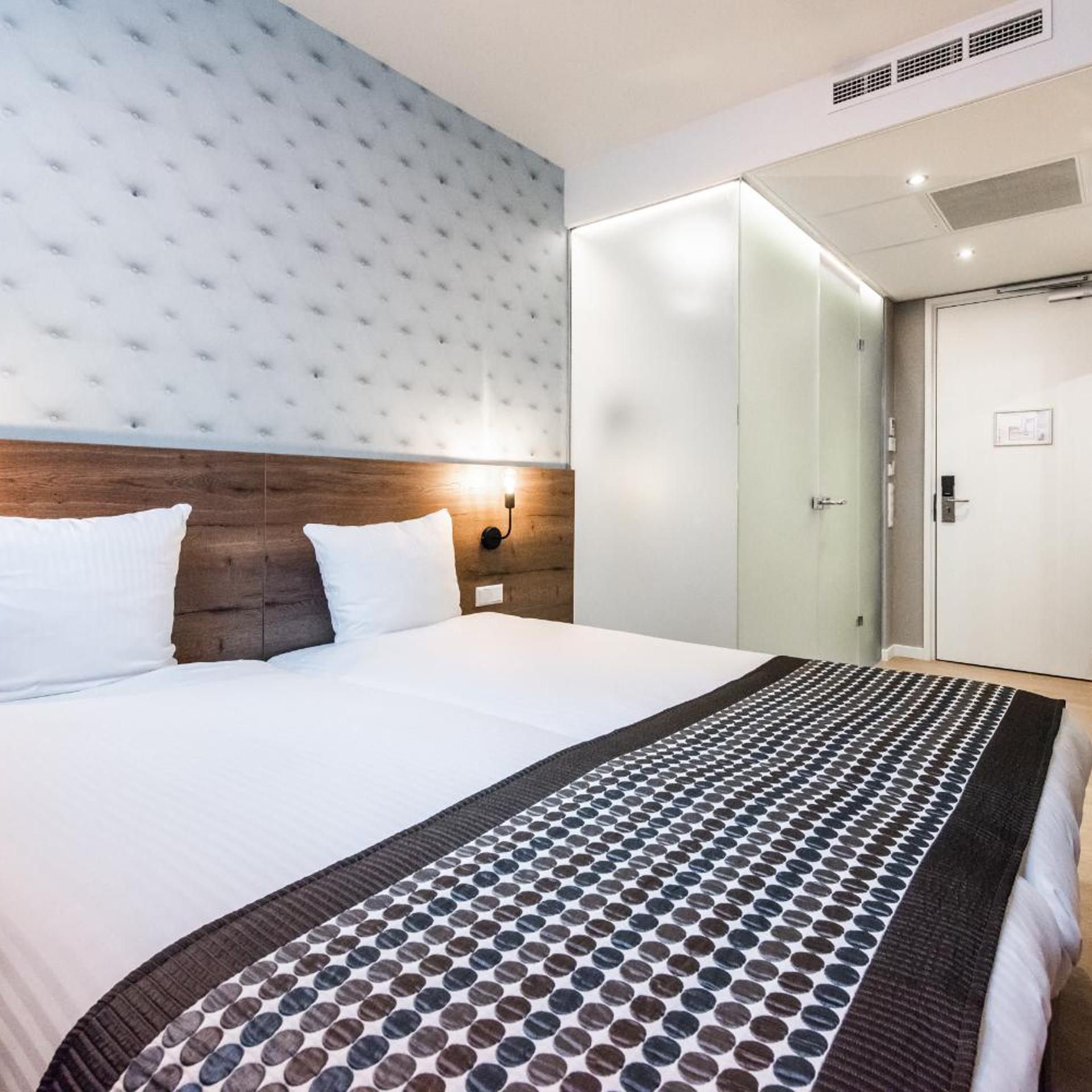 Semi Basement, Twin Beds, No Window