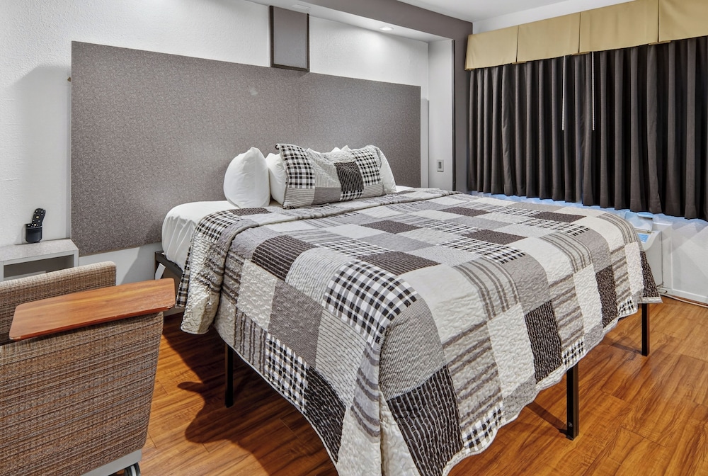 12 Oaks Hotel 20/50