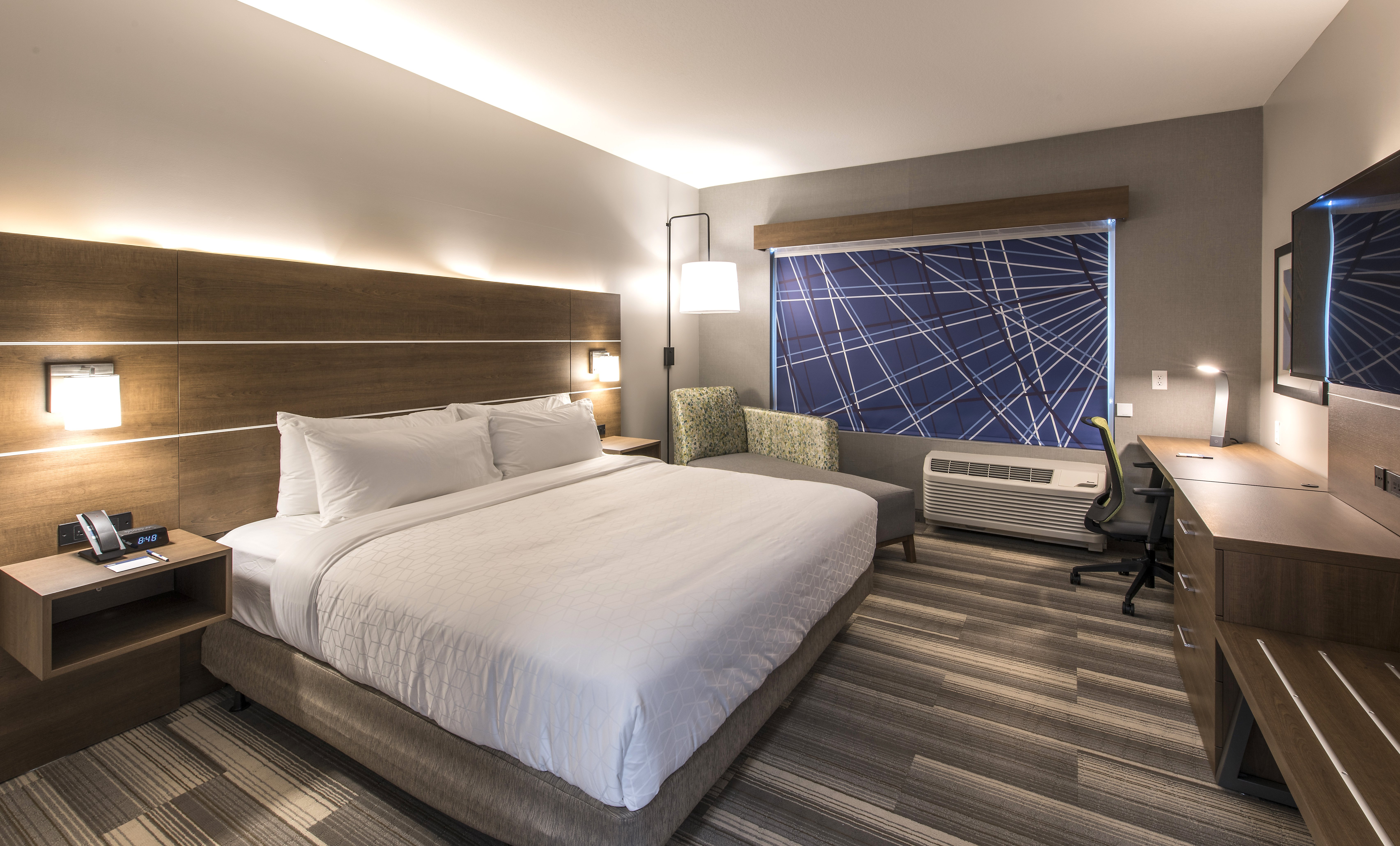 Holiday Inn Express and Suites Phoenix North Happy Valley an IHG Hotel 16/64