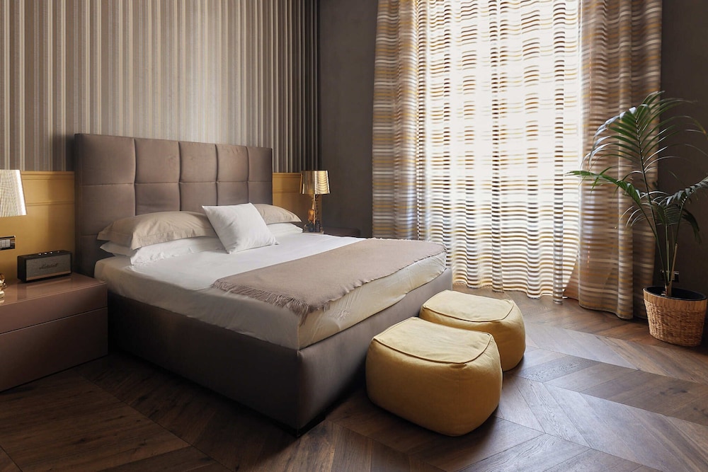 GOLD, DELUXE, QUEEN BED, CITY VIEW