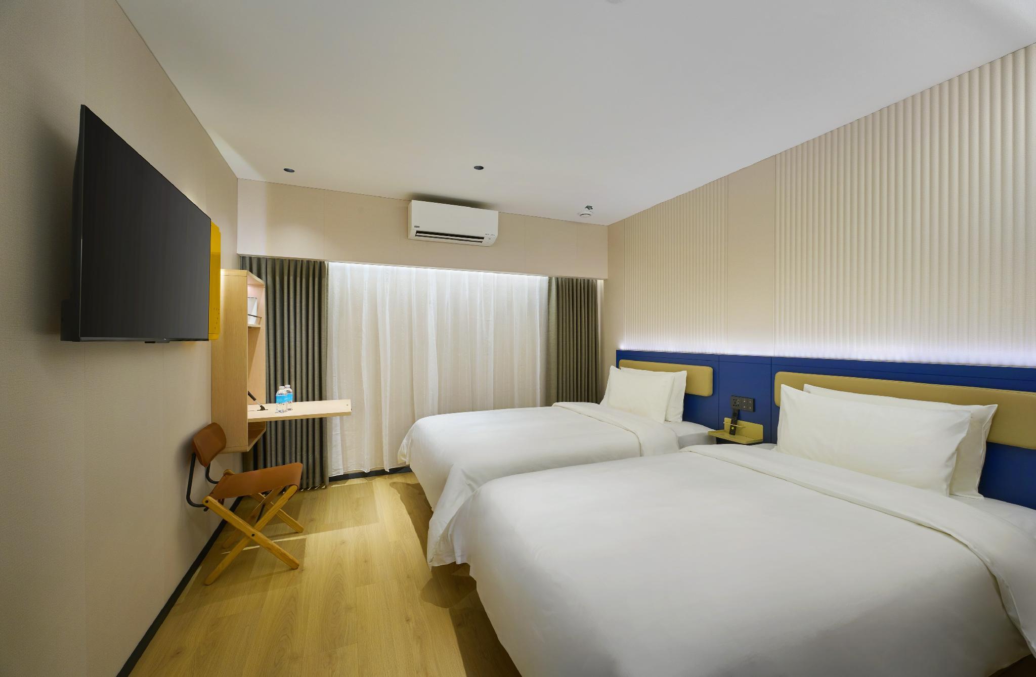 Standard, Twin Beds, No Window