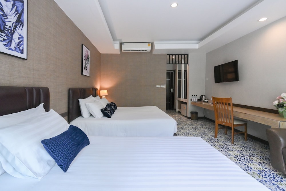 Deluxe, Triple, 1 King and 1 Single Beds, Pool View