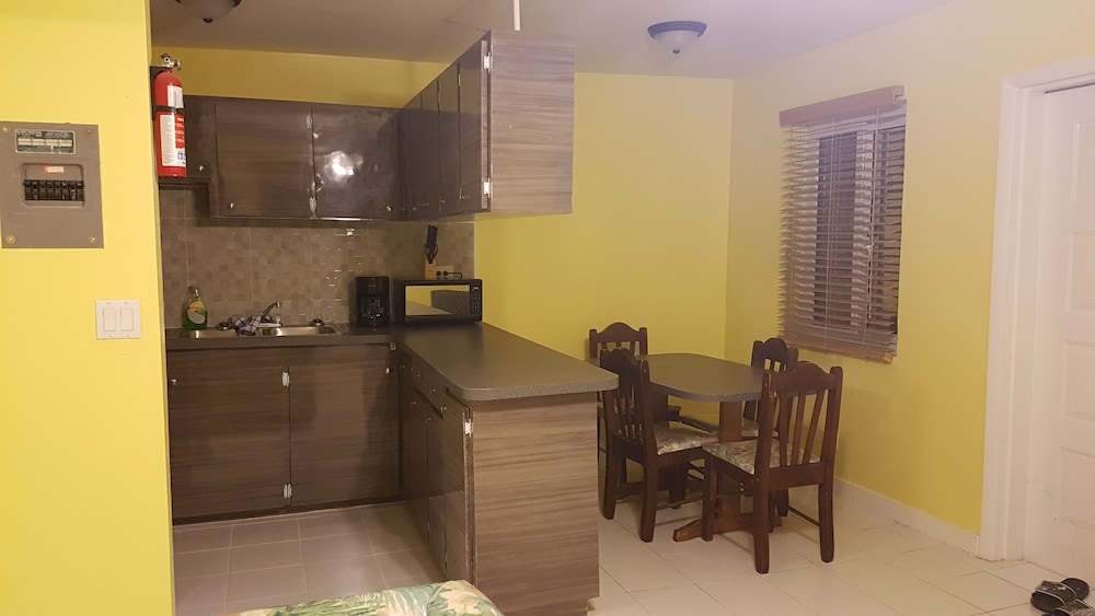 Bahama Breeze Apartments 2/13