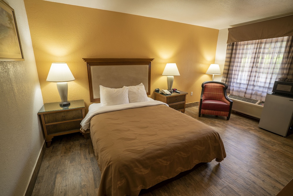 Room, Queen Bed, Exterior Entrance, Bathtub, Accessible