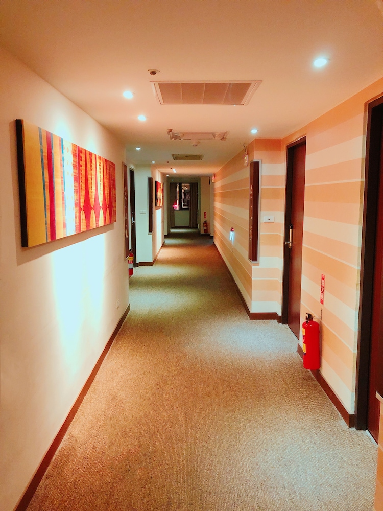 We Meet Hotel 63/68