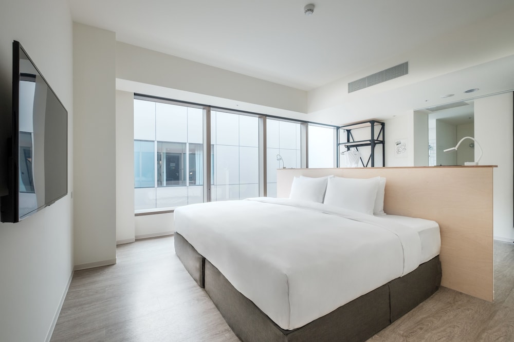 ROOM, KING BED, LARGE