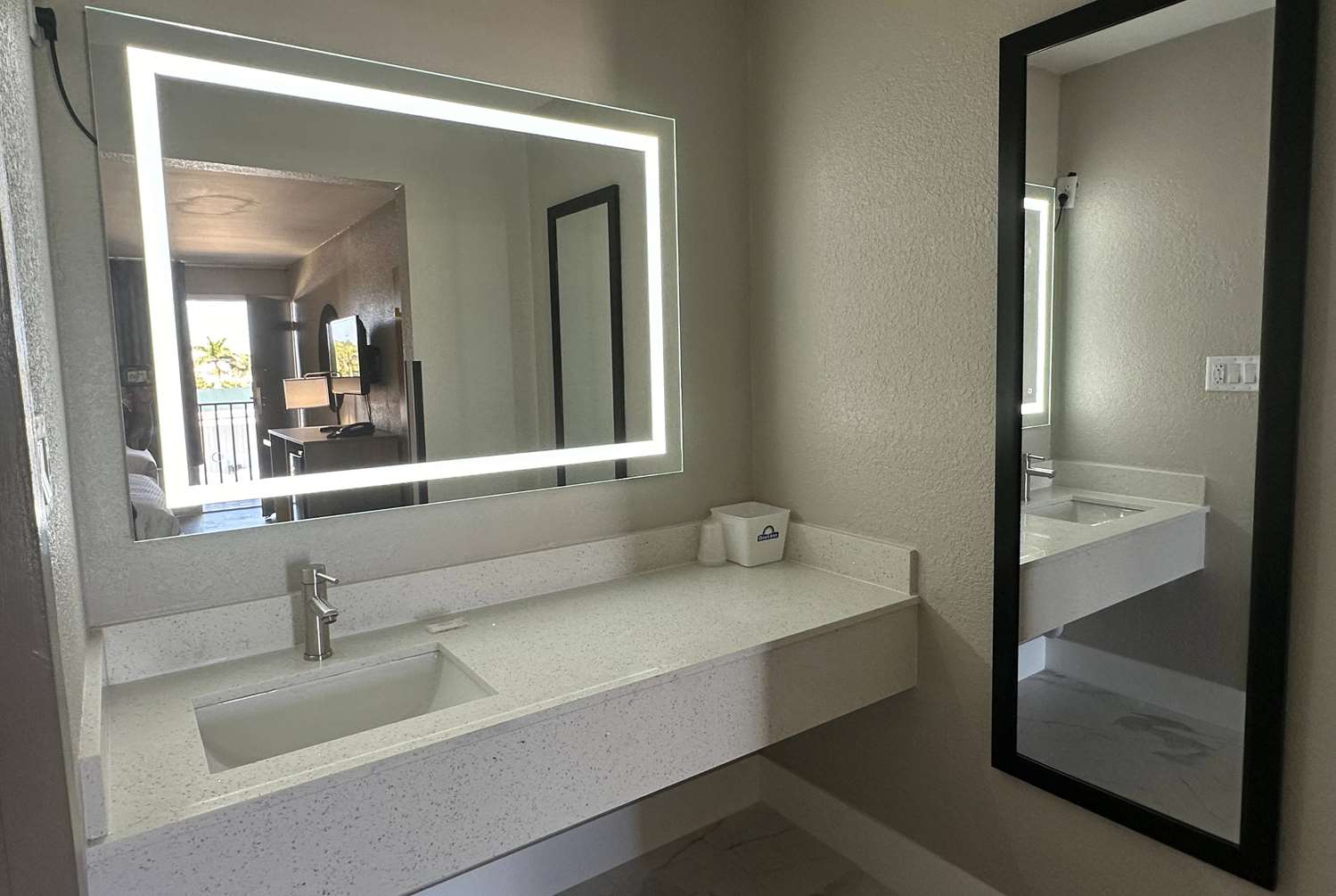 Days Inn by Wyndham Fort Myers 29/31
