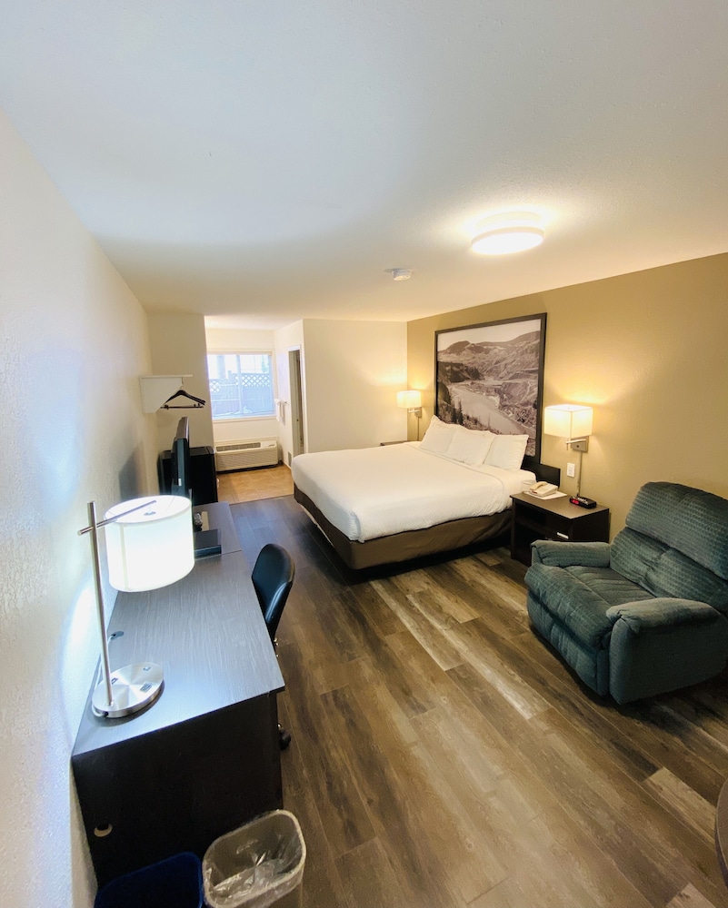 Super 8 By Wyndham 100 Mile House 26/36