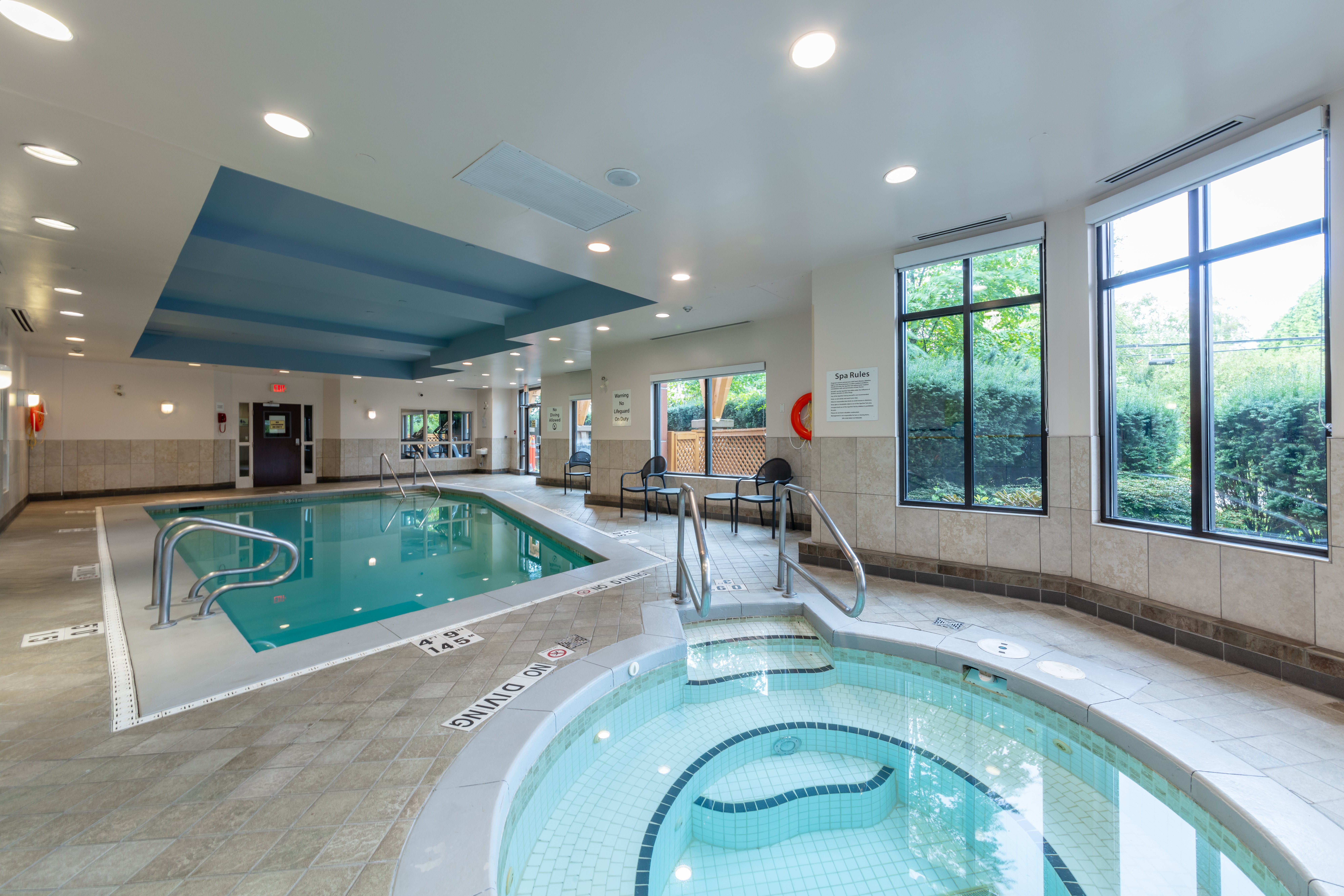 Holiday Inn Express Suites Riverport 43/76