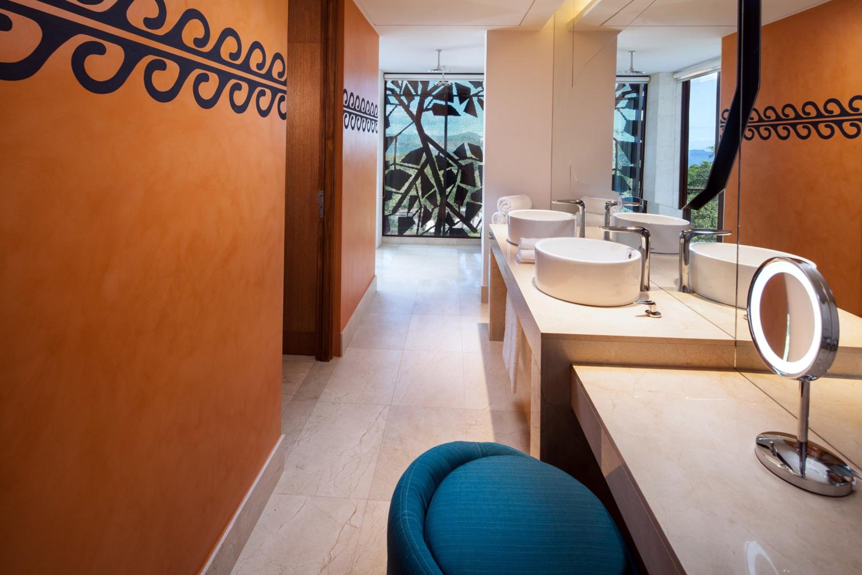 Premier, King Bed, Ocean View, Balcony