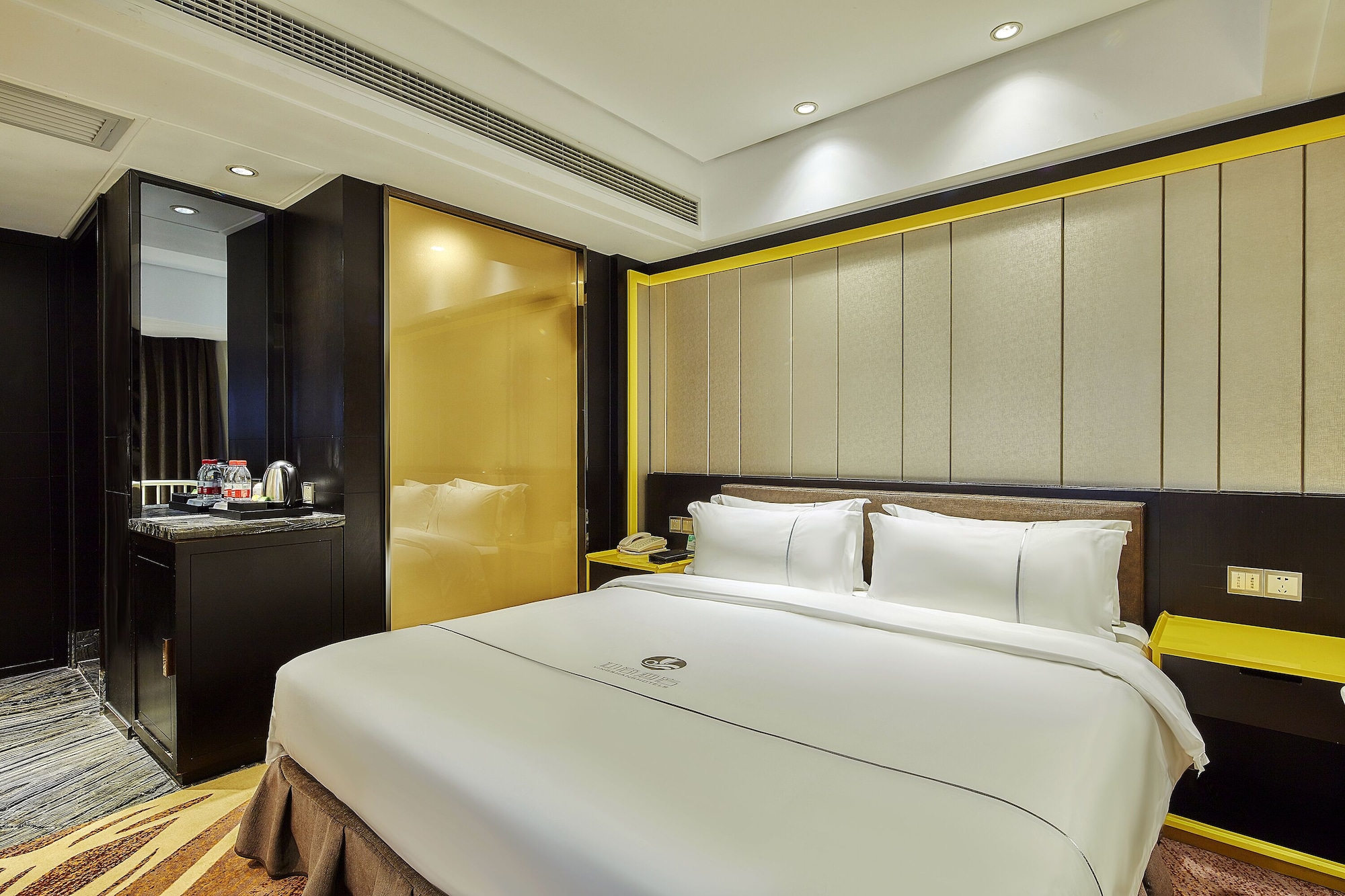 Business, Queen Bed