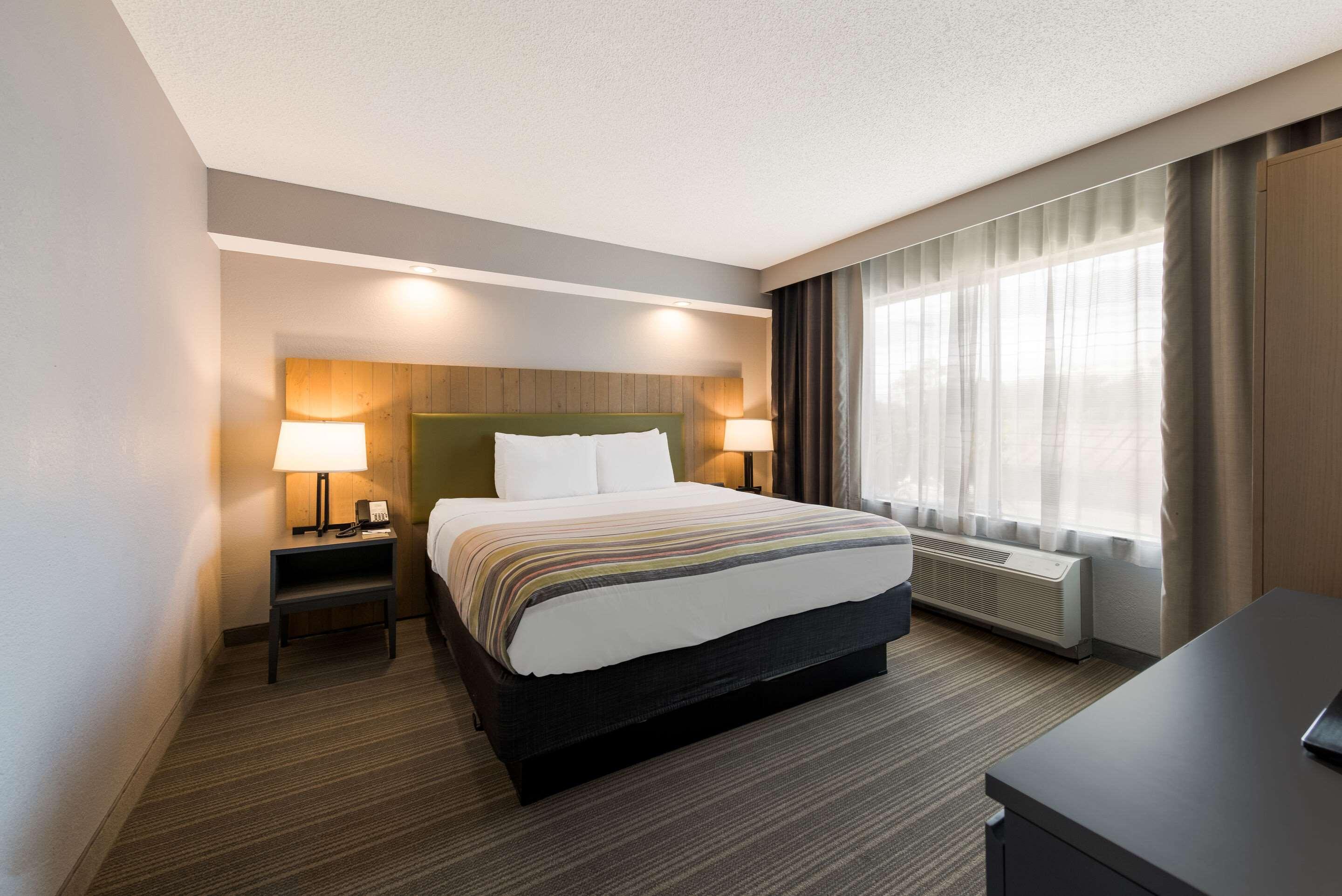 SUITE, KING BED, ACCESSIBLE