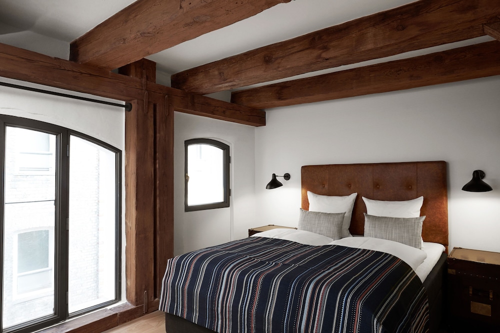 DELUXE, EXECUTIVE, DOUBLE BED