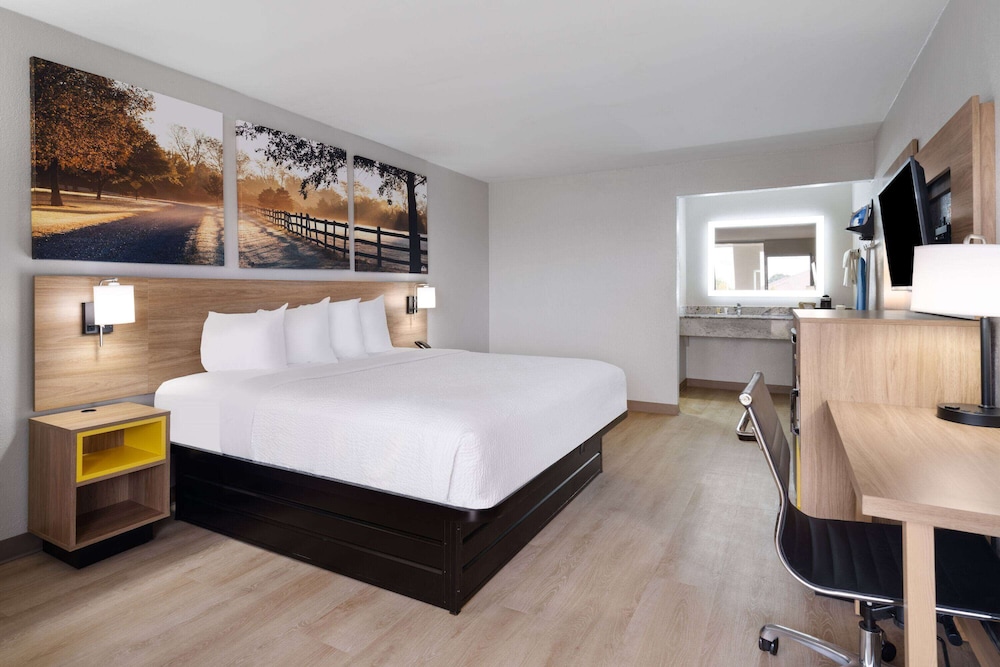 ROOM, KING BED