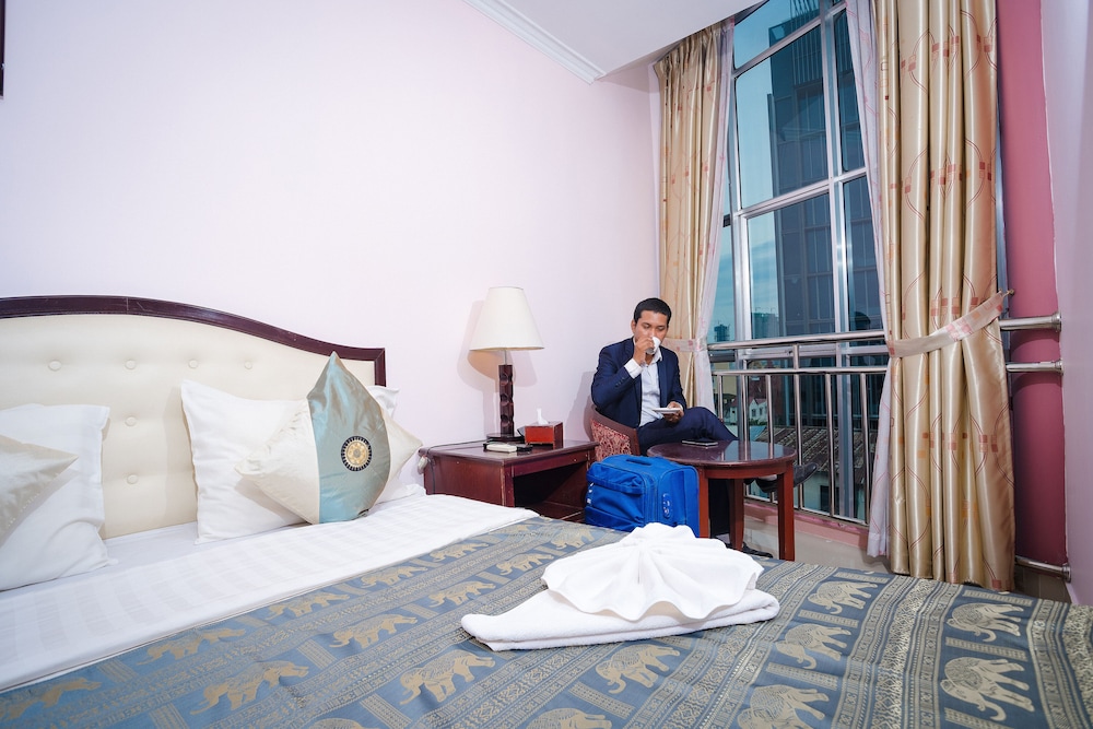 Silver Mounts Hotel 57/69