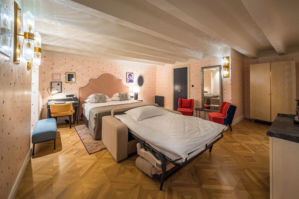 FAMILY, DOUBLE BED
