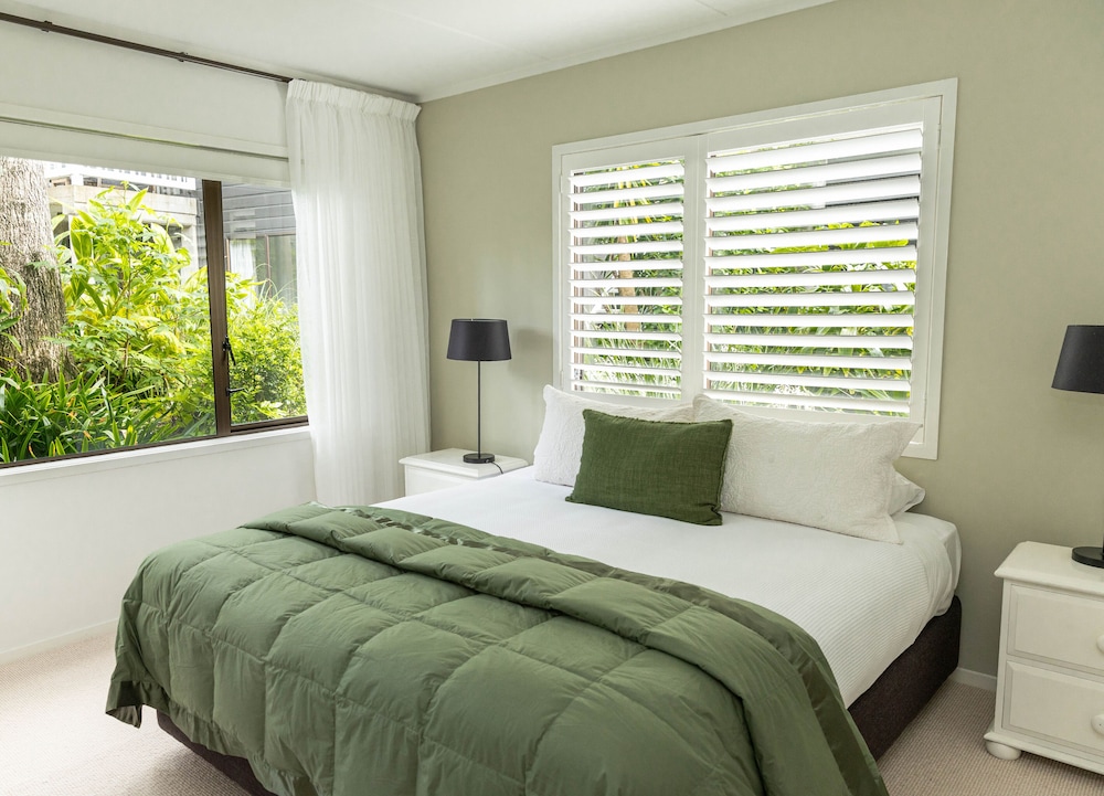 Studio, Queen Bed, Courtyard Area