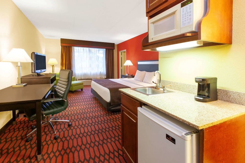Baymont By Wyndham Harrisburg 12/41