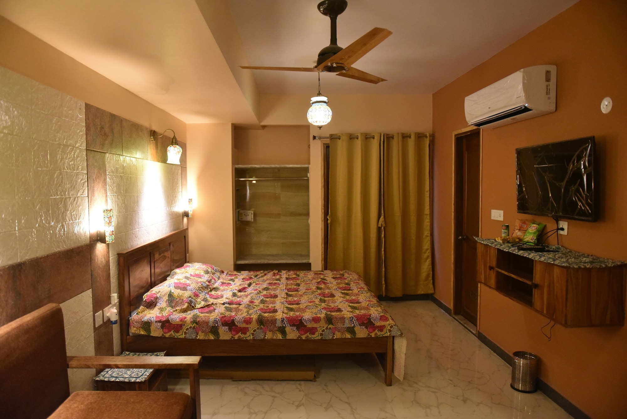 DELUXE, STUDIO, KING BED, SOFA