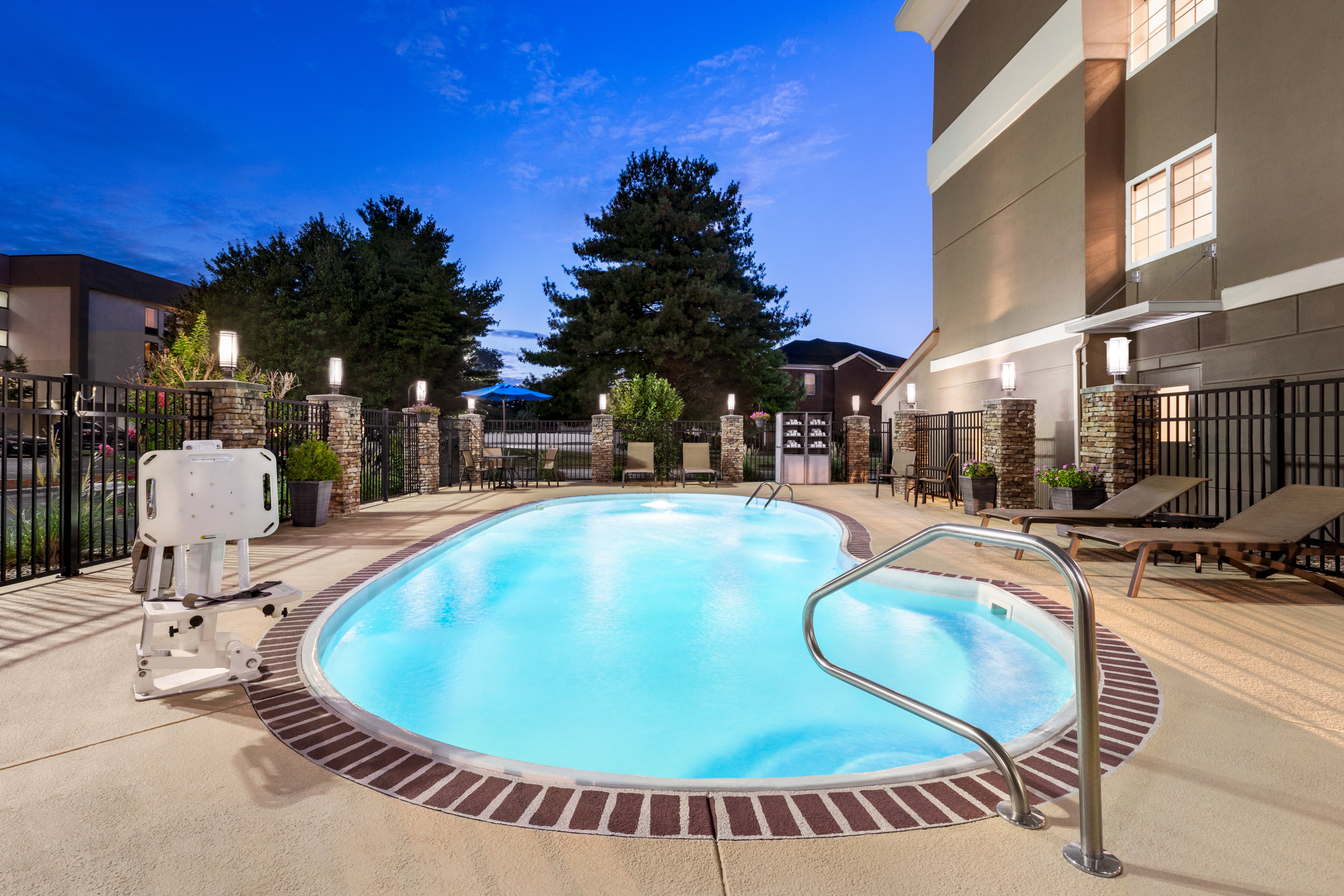 HOLIDAY INN EXPRESS BOWLING GREEN 68/72