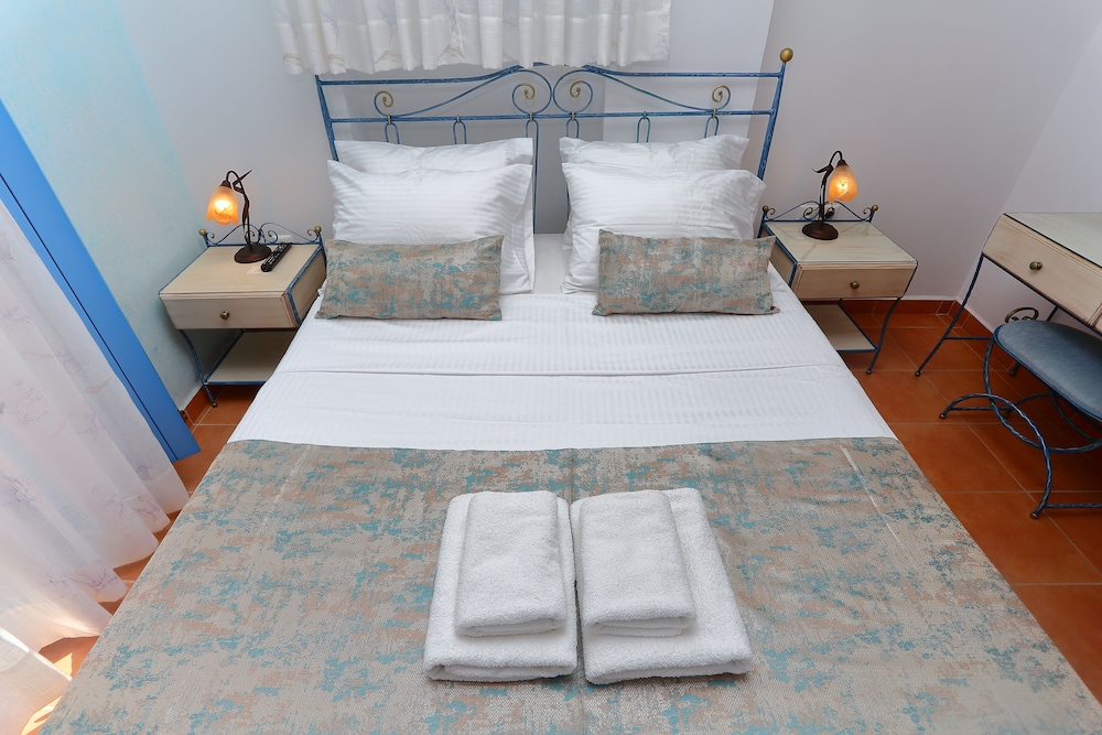 Vathi Hotel 50/50