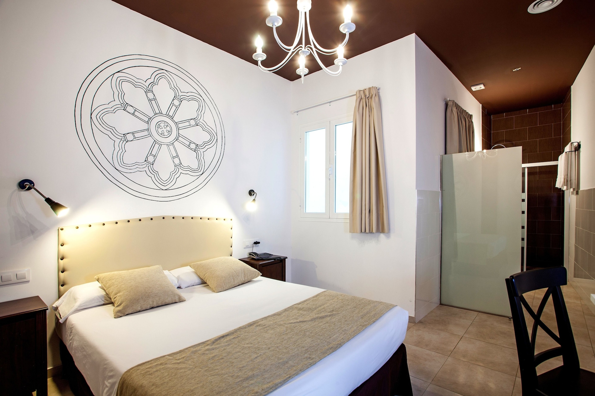 ROOM, QUEEN BED